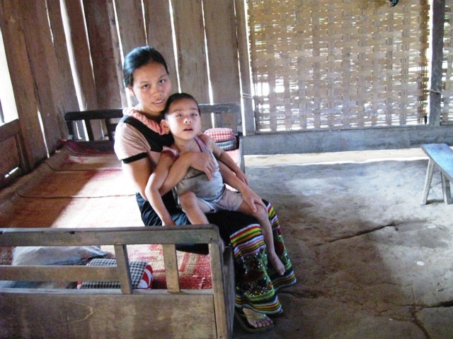 Khó khăn chồng chất khó khăn, giờ chị Tuyết chị biết ôm lấy con chẳng thể làm được gì.