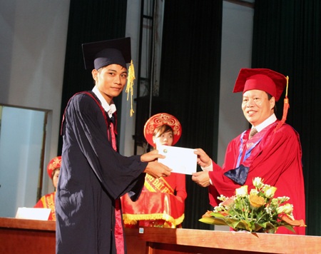 Cũng như Thúy Giang, Ánh lấy bằng cử nhân chỉ đúng 3 năm học