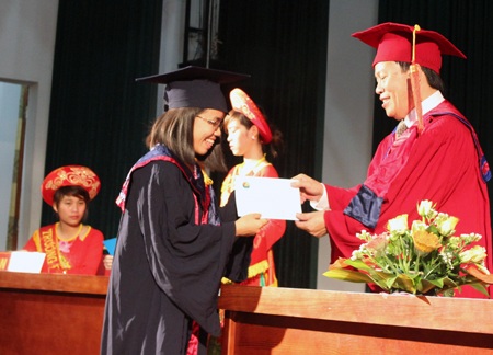Thúy Giang lấy bằng cử nhân chỉ đúng 3 năm học