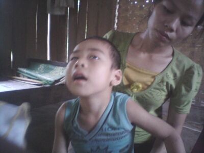 Khó khăn chồng chất khó khăn, giờ chị Tuyết chị biết ôm lấy con chẳng thể làm được gì.