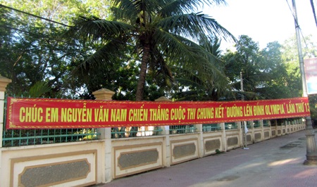 Hơn 500 học sinh cổ vũ cho chàng trai quê lúa trong đường lên đỉnh Olympia