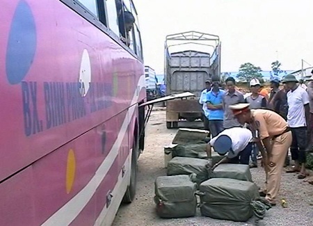 Chiếc xe khách vừa bị lực lượng CSGT bắt giữ