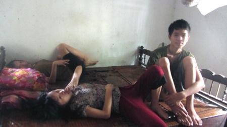 Hằng ngày ba đứa con anh Khương chỉ biết nằm cắn móng tay, cười cười, rồi la ó...