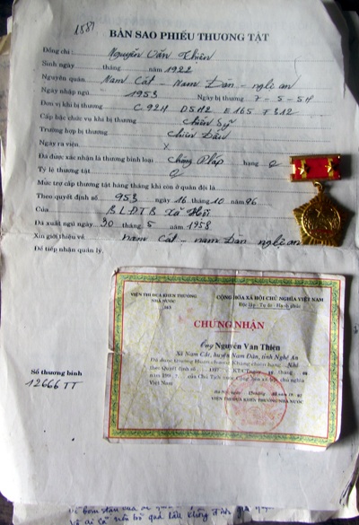 Giấy tờ đi bộ đội còn sót lại ít ỏi của ông nội thời chống Pháp.