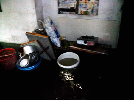 Xoong, nồi, chậu, xô đựng nước... dồ gia dụng trong nhà nổi trôi.