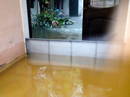 Nhưng không thể ngăn được dòng nước dâng cao tràn vào...