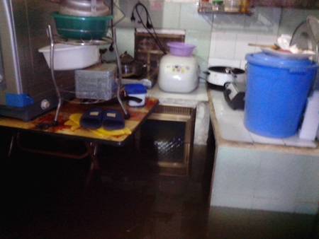 Có những đôi dép phải bỏ lên bàn.