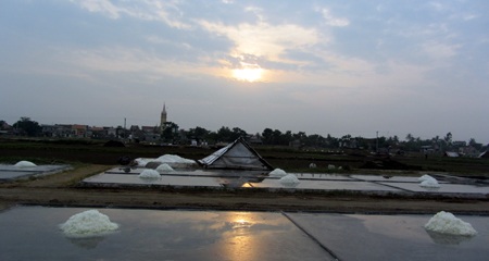 Một ngày làm việc vất vả nhưng khi gặp mưa xuống bất ngờ thì cánh đồng muối trở nên tiêu tan.