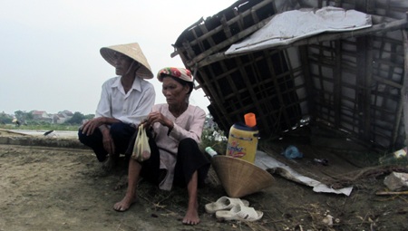 Phút nghỉ ngơi của cụ hai cụ già đã trên 80 tuổi. 