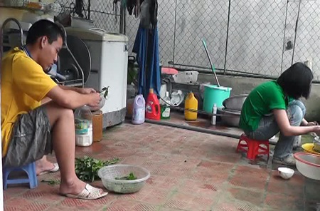 Ngoài công việc học, Nam cùng em gái rất siêng năng trong việc phụ giúp mẹ nấu ăn.