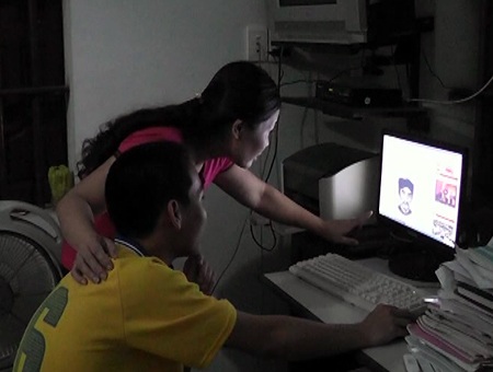 Hằng ngày ở nhà Nam luôn cùng mẹ tìm hiểu, học hỏi nhiều thông tin bổ ích từ mạng internet.