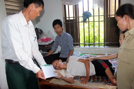 Hơn 11 triệu đồng tiếp sức cho gia đình tận cùng đau khổ làng Quỳnh