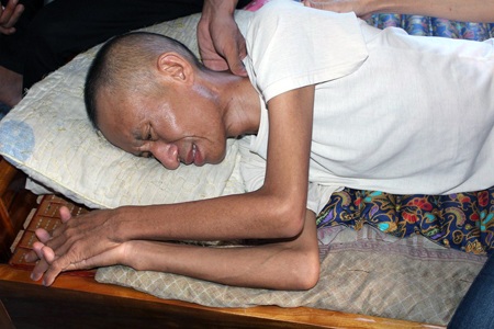 Hơn 11 triệu đồng tiếp sức cho gia đình tận cùng đau khổ làng Quỳnh