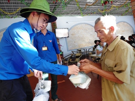 Các sinh viên trường ĐH Vinh trao những suất cơm miễn phí tại kỳ thi 2012.