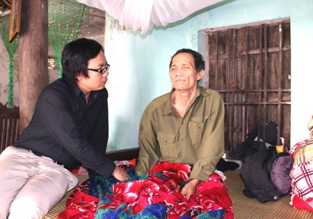 PV Dân trí thăm hỏi, động viên ông Hóa.