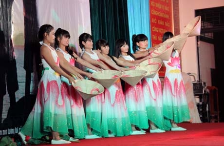 Biểu diễn thời trang Xuân yêu thương mang Tết ấm đến với trẻ em nghèo