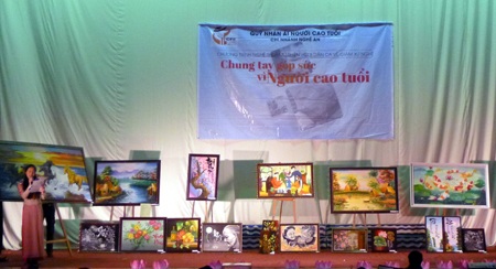 Những bức tranh sơn dầu được trưng bày và bán để ủng hộ quỹ vì người cao tuổi. 