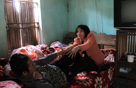 PV Dân trí tiếp tục trao số tiền 54.960.000 đồng tới gia đình ông Lê Văn Hóa.