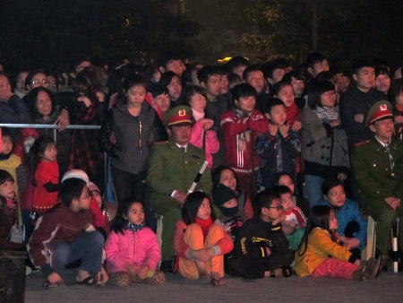 Hàng ngàn người đổ ra Quảng trường Hồ Chí Minh để theo dõi chương trình và đón chào năm 2014.