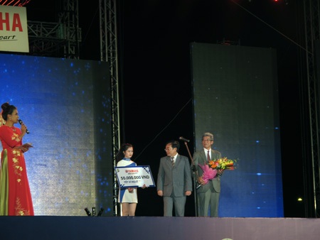 Hàng ngàn người đổ ra Quảng trường Hồ Chí Minh để theo dõi chương trình và đón chào năm 2014.