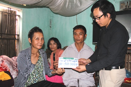 PV Dân trí tiếp tục trao số tiền 54.960.000 đồng tới gia đình ông Lê Văn Hóa.