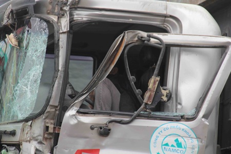 Tài xế cố thủ trong xe mặc cho người dân la ó...