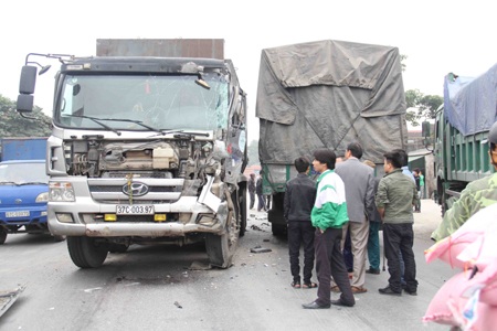 Chiếc xe tải ben gây tai nạn.