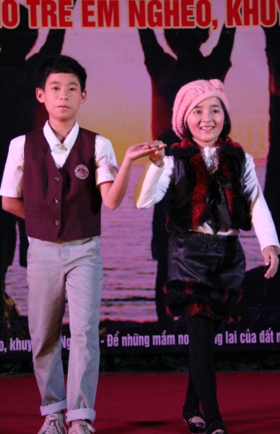 Các trẻ em bị tật bẩm sinh của Trung tâm Khuyết tật TP Vinh biểu diễn thời trang. 