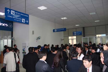 Các hành khách làm thủ tục tại cảng quốc tế hàng không Vinh.