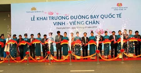 Cắt băng khai trương đường bay quốc tế Vinh - Viêng Chăn.
