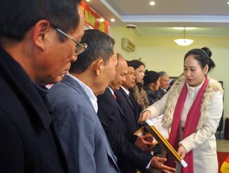 Bà Đinh Thị Lệ Thanh trao Bằng khen của UBND tỉnh cho các tập thể làm tốt công tác khuyến học.