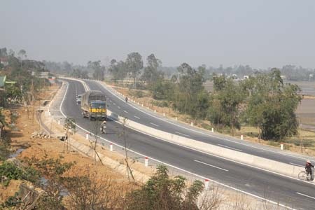 Quốc lộ 1A đoạn qua Hà Tĩnh vượt tiến độ 9 tháng - 4 Đường 1B tránh lũ qua huyện Nghi Xuân.