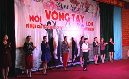 Các trẻ em bị tật bẩm sinh của Trung tâm Khuyết tật TP Vinh biểu diễn thời trang. 