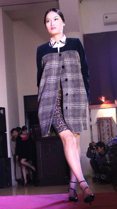 Các trẻ em bị tật bẩm sinh của Trung tâm Khuyết tật TP Vinh biểu diễn thời trang. 