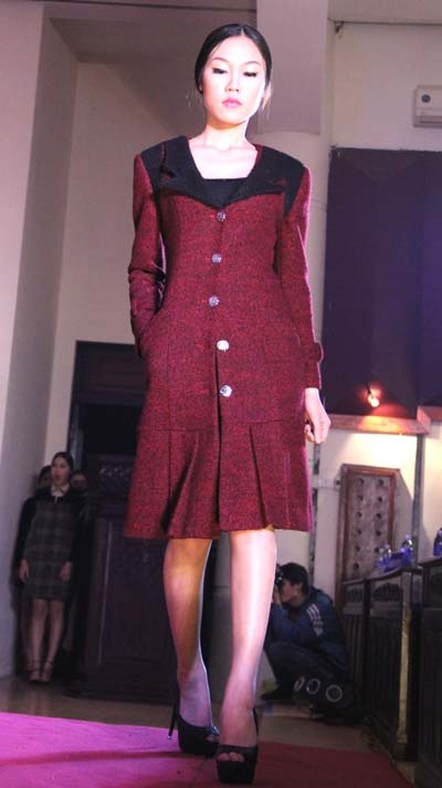 Các trẻ em bị tật bẩm sinh của Trung tâm Khuyết tật TP Vinh biểu diễn thời trang. 