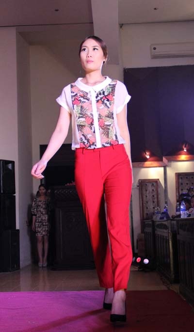 Các trẻ em bị tật bẩm sinh của Trung tâm Khuyết tật TP Vinh biểu diễn thời trang. 