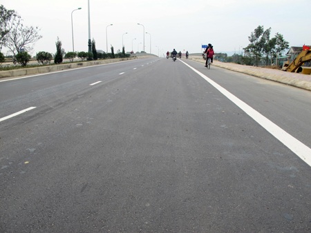 Quốc lộ 1A đoạn qua Hà Tĩnh vượt tiến độ 9 tháng - 3 Đường 1B tránh lũ qua huyện Nghi Xuân.