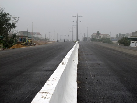 Quốc lộ 1A đoạn qua Hà Tĩnh vượt tiến độ 9 tháng - 2 Đường 1B tránh lũ qua huyện Nghi Xuân.