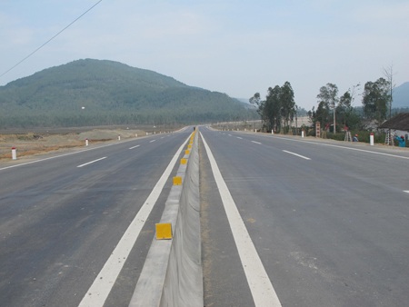 Quốc lộ 1A đoạn qua Hà Tĩnh vượt tiến độ 9 tháng - 5 Đường 1B tránh lũ qua huyện Nghi Xuân.