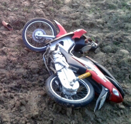 Chiếc xe máy của nạn nhân đã bị đập nát phần đầu.