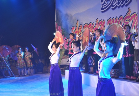 Thiếu nữ duyên dáng trong đêm Sắc xuân miền Tây Nghệ An.