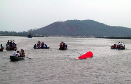 Ngư dân xã Tiến Thủy (Quỳnh Lưu) làm lễ tế, chôn cất cá Ông bị trôi dạt vào bờ năm 2010.