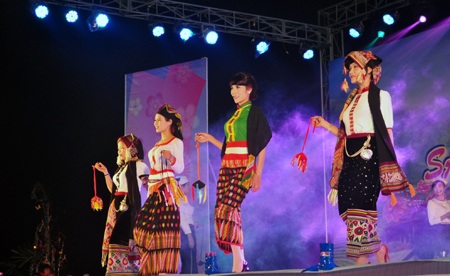 Các thôn nữ trong lễ hội tung còn.