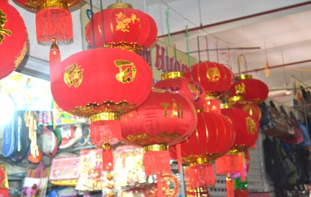 Chen chân trong chợ mua sắm đồ bên những dãy đèn lồng bắt mắt đẹp...