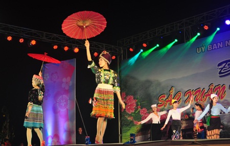 Điệu múa của cac thôn nữ trong phần thi trình diễn trang phục dân tộc.