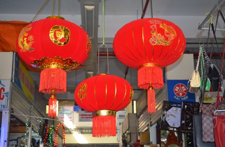 Chen chân trong chợ mua sắm đồ bên những dãy đèn lồng bắt mắt đẹp...