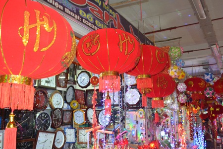 Chen chân trong chợ mua sắm đồ bên những dãy đèn lồng bắt mắt đẹp...