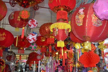 Rực rỡ đèn lồng trên phố Vinh - 10 Chen chân trong chợ mua sắm đồ bên những dãy đèn lồng bắt mắt đẹp...