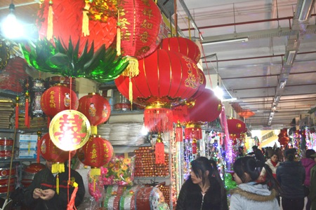 Chen chân trong chợ mua sắm đồ bên những dãy đèn lồng bắt mắt đẹp...