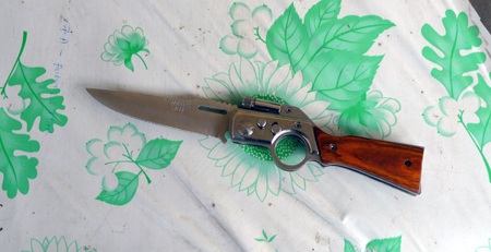 Chiếc dao nhọn mà Phúc dùng để đâm đồng nghiệp được CA huyện Nghi Lộc thu giữ.